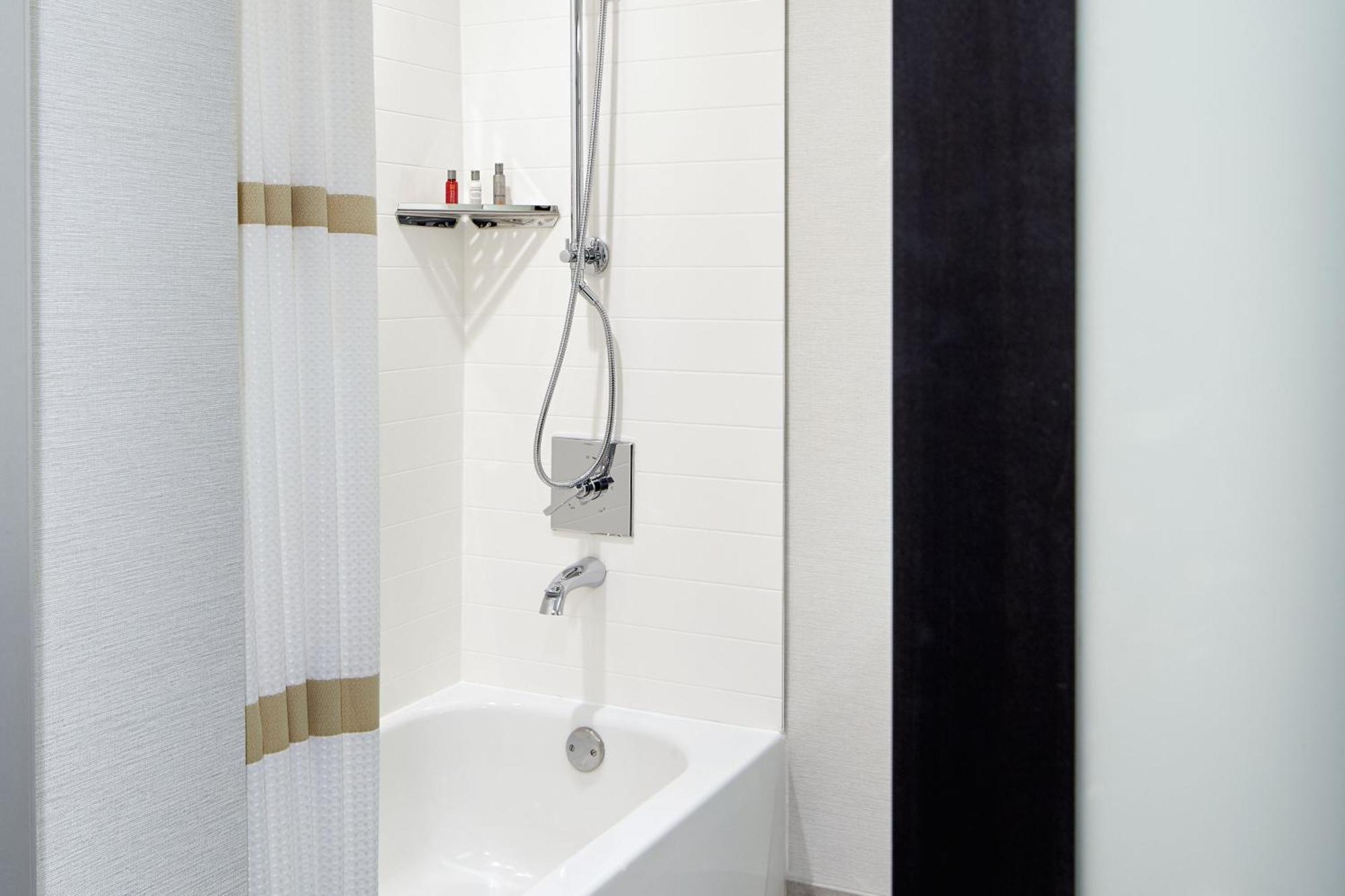 Marriott Hartford/Windsor Airport Hotel Bagian luar foto