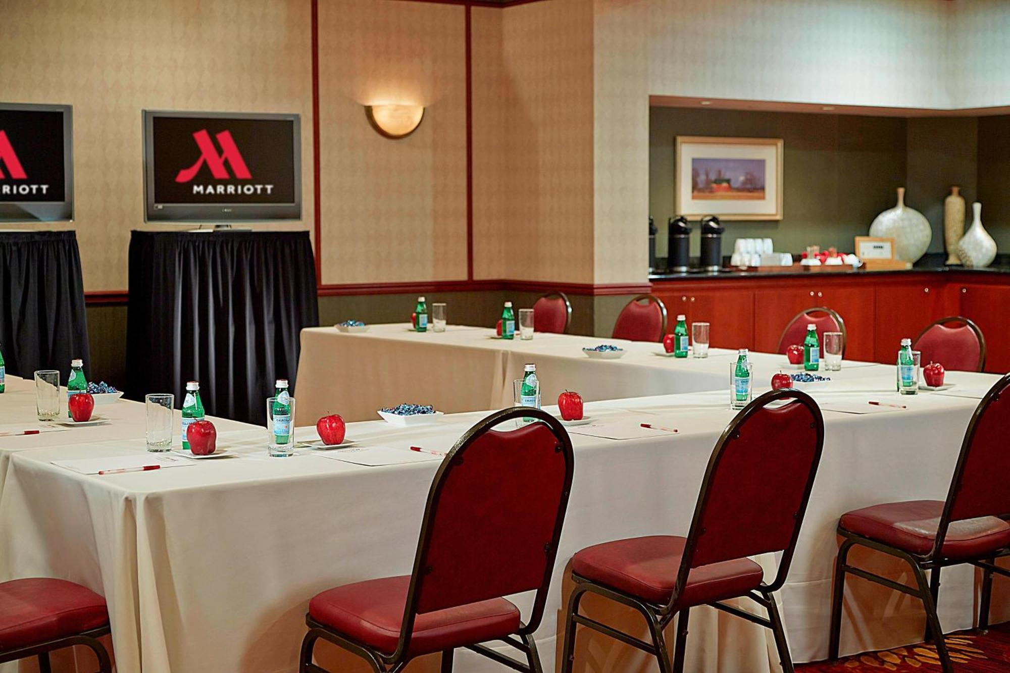 Marriott Hartford/Windsor Airport Hotel Bagian luar foto